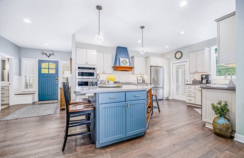 Glenn Haven Shores Casa | Lakeview home with beach access, private pickleball court, firepits & fireplace