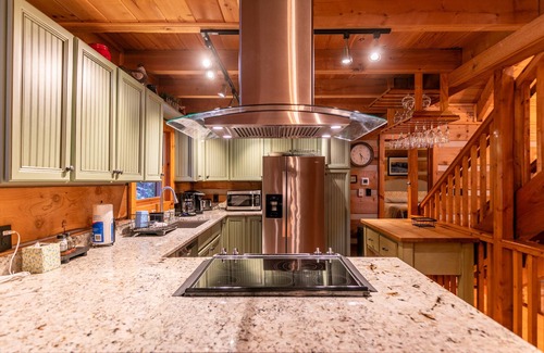 Boone Cabina | Lakeview- hot tub, pet friendly, lake views, catch and release fishing