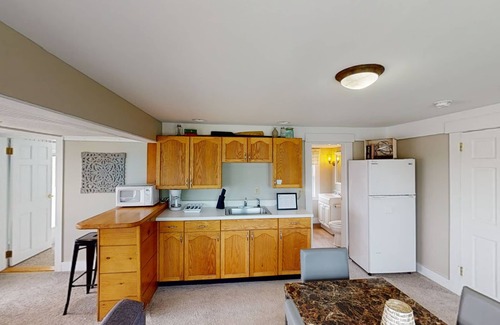 Weirs Beach Casa | Lakeview House & Cottages