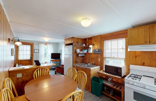 Weirs Beach Casa | Lakeview House & Cottages