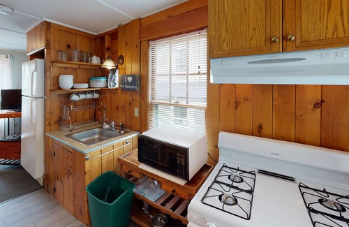 Weirs Beach Casa | Lakeview House & Cottages