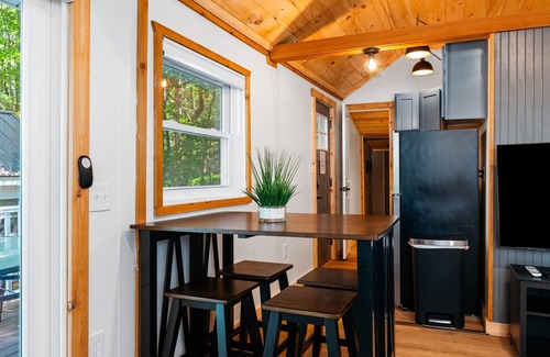 Mayfield Cabaña | Lakeview King Suite-Arbutus-Pontoon Rentals!