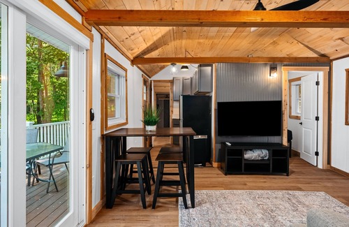 Mayfield Cabaña | Lakeview King Suite-Arbutus-Pontoon Rentals!