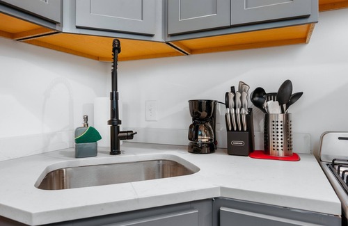 Mayfield Cabaña | Lakeview King Suite-Arbutus-Pontoon Rentals!
