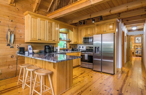 Dahlonega Cabina | Lakeview Lodge-HotTub/Lake/Dog Friendly/Ping-Pong/5-Beds/4-Baths!