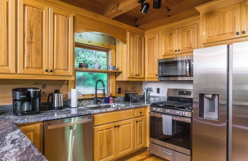 Dahlonega Cabina | Lakeview Lodge-HotTub/Lake/Dog Friendly/Ping-Pong/5-Beds/4-Baths!