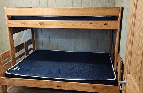 Twin Lake Cabina | Lakeview Lodge-Near Lake Michigan, and Michigan Adventures-Pet Friendly-