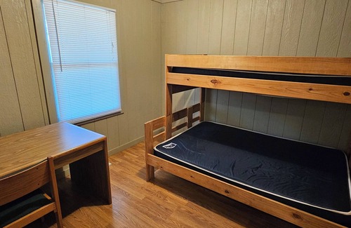 Twin Lake Cabina | Lakeview Lodge-Near Lake Michigan, and Michigan Adventures-Pet Friendly-