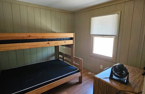 Twin Lake Cabina | Lakeview Lodge-Near Lake Michigan, and Michigan Adventures-Pet Friendly-