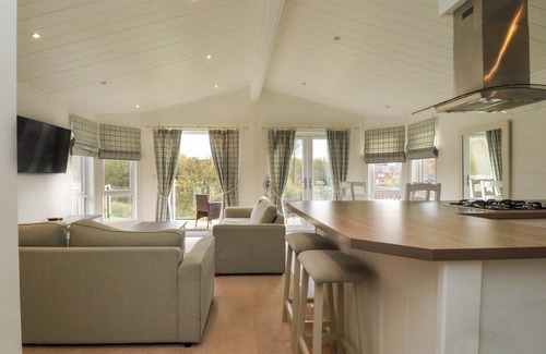 Knott End-on-Sea Cabaña | LAKEVIEW LODGE, pet friendly, with a garden in Garstang