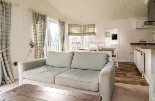 Knott End-on-Sea Cabaña | LAKEVIEW LODGE, pet friendly, with a garden in Garstang
