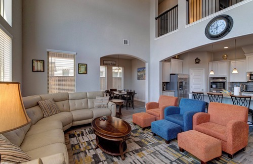 Missouri City Casa | Lakeview Mansion – A Chic Estate