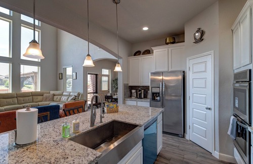 Missouri City Casa | Lakeview Mansion – A Chic Estate