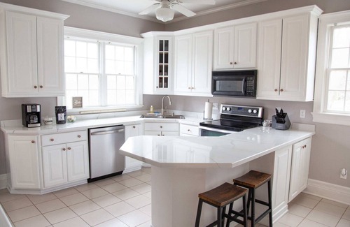 South Main Street Casa | Lakeview on Main Pool, Fire Pit + Walkable