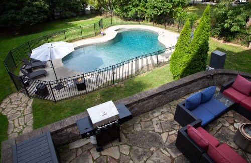 South Main Street Casa | Lakeview on Main Pool Fire Pit and Walkable