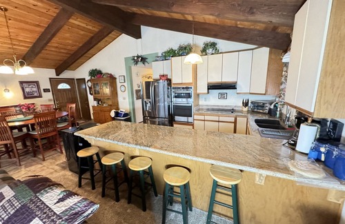 Lakehead Casa | Lakeview, Pool Table, Hot Tub, Marina, Sleeps 10 - Shasta Lakeshore Retreat #15