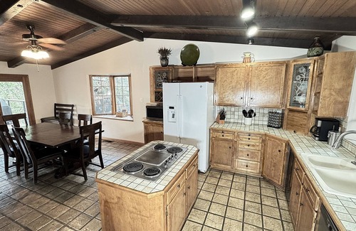 Lakehead Casa | Lakeview, Pool Table, Marina Close, Sleeps 16 - Shasta Lakeshore Retreat #8