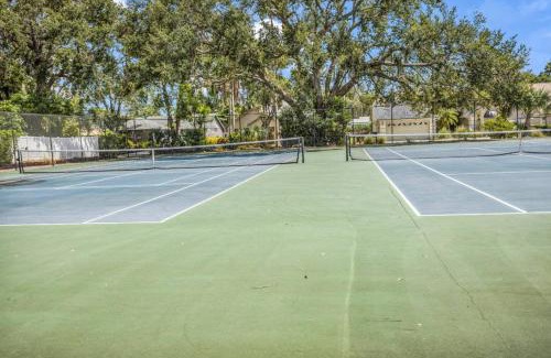 Country Oaks Casa | Lakeview Retreat with Pool Games, Chill Vibes