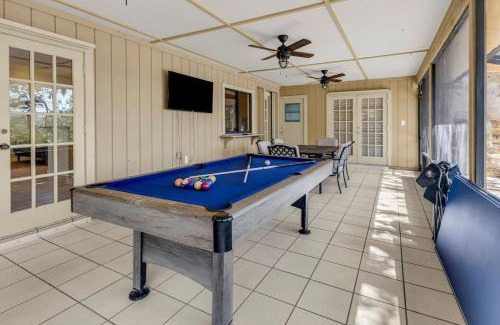 Country Oaks Casa | Lakeview Retreat with Pool Games, Chill Vibes