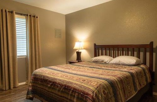 Mead Casa | Lakeview Room 2 Queens - 22