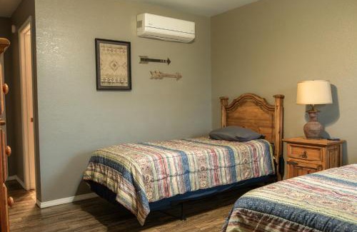 Mead Casa | Lakeview Room Twin Beds - 21