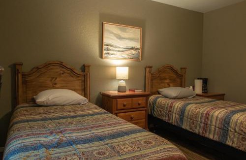 Mead Casa | Lakeview Room Twin Beds - 21
