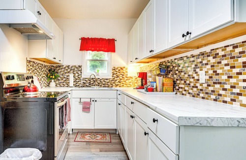 Lemon Springs Casa | Lakeview Vacation Rental - Walk to Crystal Lake!
