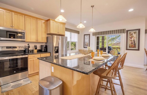 Lake Harmony Estates Casa | Lakeview, Walk to Slopes, Hot Tub, Gas Firepit Pool Table, Air Hockey, Pinball