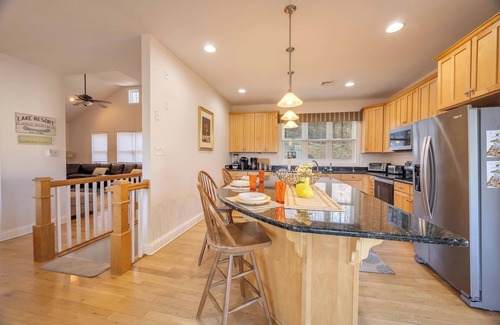 Lake Harmony Estates Casa | Lakeview, Walk to Slopes, Hot Tub, Gas Firepit Pool Table, Air Hockey, Pinball