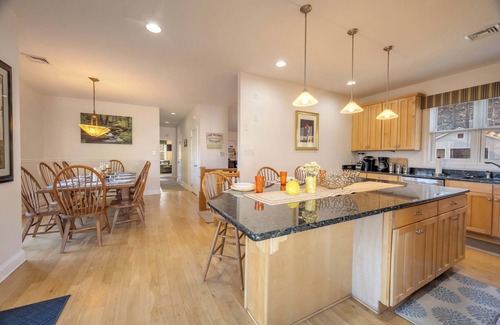 Lake Harmony Estates Casa | Lakeview, Walk to Slopes, Hot Tub, Gas Firepit Pool Table, Air Hockey, Pinball