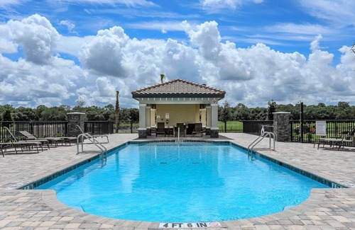 Braden River Condominio | Recién construido condominio nacional de Lakewood. 1er piso final unidad con golf ilimitado.