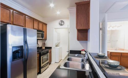 Wilshire Apartamento | LALA House -1Br with Free Parking, Pool, Laundry