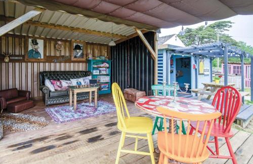 Pembroke Otro | Lamb Shepherd Hut with Hot Tub