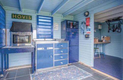 Pembroke Otro | Lamb Shepherd Hut with Hot Tub