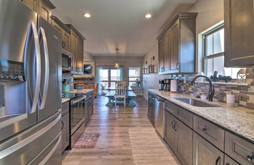 Lampe Casa | Lampe Retreat w/ Pool Access - Walk to Lake!