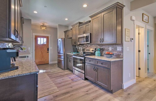 Lampe Casa | Lampe Retreat w/ Pool Access - Walk to Lake!