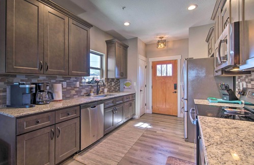 Lampe Casa | Lampe Retreat w/ Pool Access - Walk to Lake!