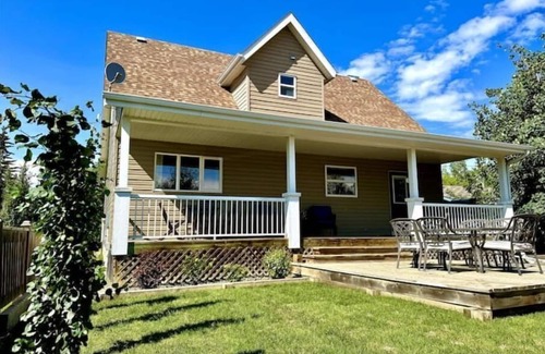 Sylvan Lake Casa | Lamplight Cottage | paddle-boards, AC, best beach!