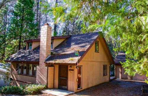 Bass Lake Casa | Lancaster Cabin