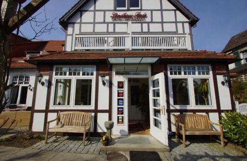 Alt-Travemunde/Ronnau Hotel | Landhaus Bode