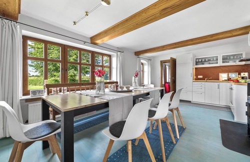 Steinberg Casa | Landhaus Hohe Luft: cerca del mar Báltico, terraza con muebles de salón, baño con ducha a ras de suelo, vista al verde
