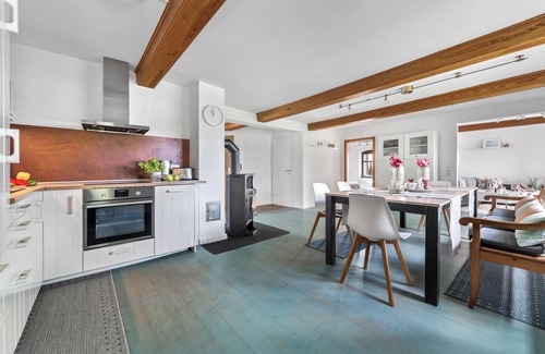 Steinberg Casa | Landhaus Hohe Luft: cerca del mar Báltico, terraza con muebles de salón, baño con ducha a ras de suelo, vista al verde