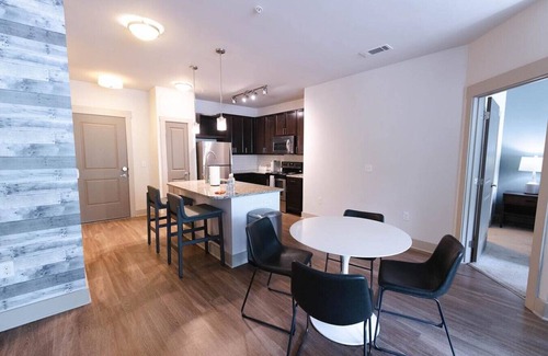 Crestline Heights Apartamento | Landing at 4700 Colonnade - 2 Bedrooms in Overton