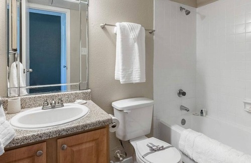 El Lago Apartamento | Landing at Bar Harbor Apartment Homes - 1 Bedroom in Downtown Seabrook