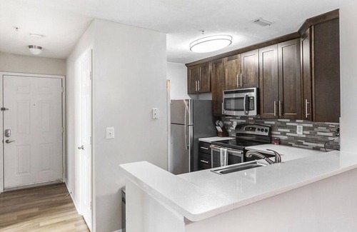 Ashburn Apartamento | Landing at Brixton at Loudoun - 2 Bedrooms in Downtown Ashburn
