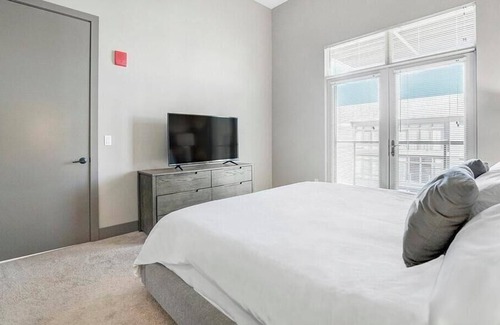Westlake Apartamento | Landing at Crocker Park Living - 1 Bedroom in Downtown Westlake