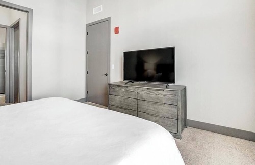 Westlake Apartamento | Landing at Crocker Park Living - 1 Bedroom in Downtown Westlake