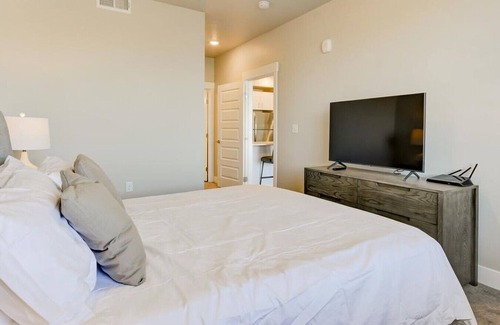 West Jordan Apartamento | Landing at Gardner Station - 2 Bedrooms in Downtown West Jordan