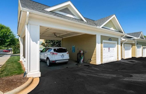 Mint Hill Apartamento | Landing at Hawthorne at the Greene - 1 Bedroom in Bradfield Farms