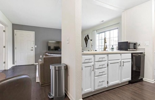Fort Wayne Apartamento | Landing at Island Club - 1 Bedroom in Downtown Fort Wayne